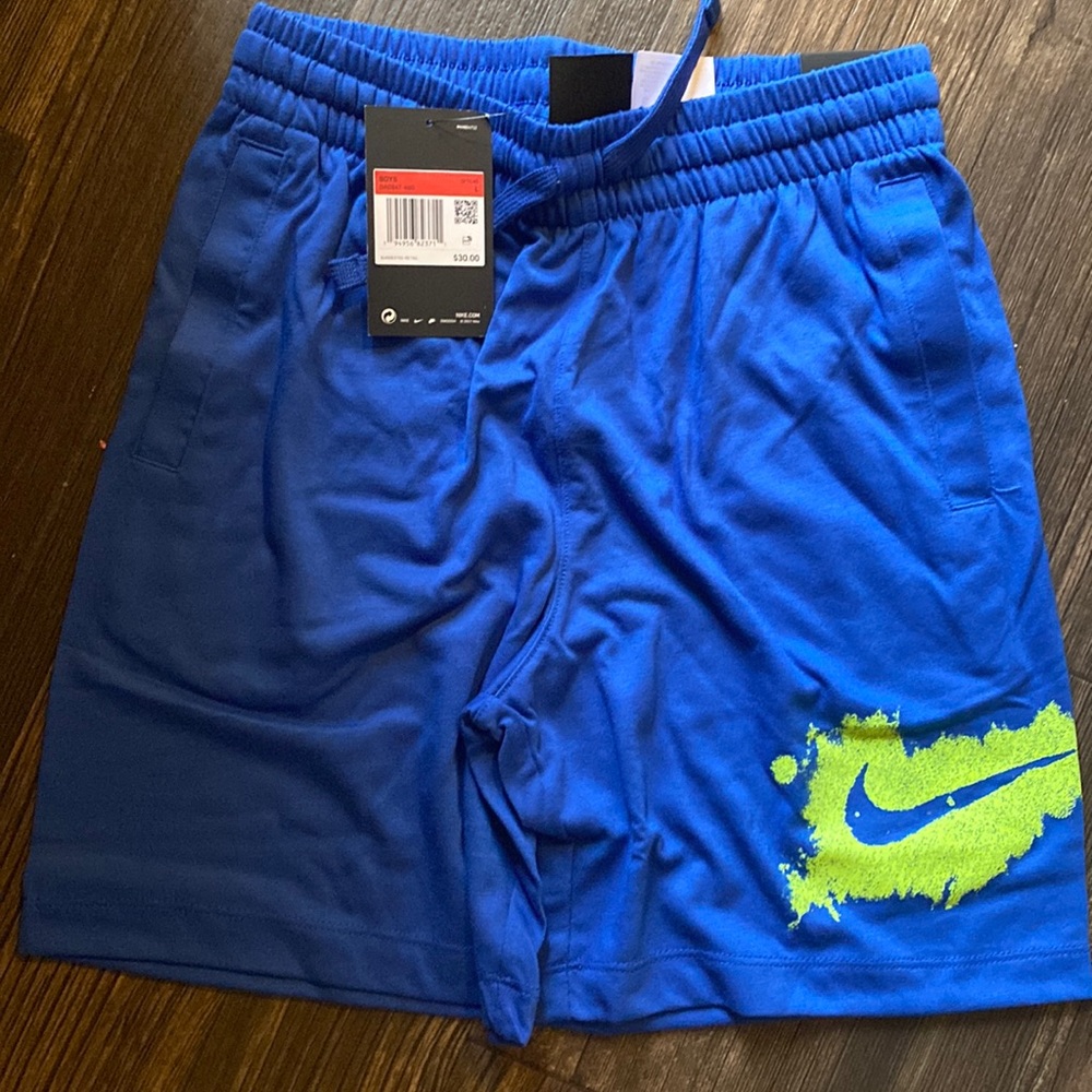 Boys Nike shorts (L)